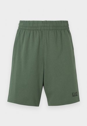 Pantalones cortos deportivos verdes hechos de tela suave, con una cintura elástica y un pequeño logo negro en la parte inferior izquierda.