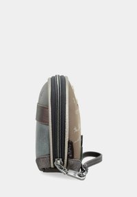 Mini pochette da polso compatta con doppie cerniere, tonalità oliva e grigia, materiale simile alla pelle e manico da polso attaccato.