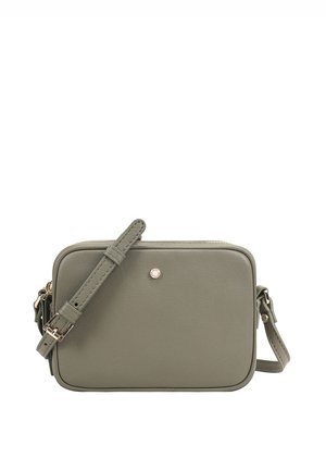 Rechthoekige grijze leren crossbodytas met verstelbare riem, gouden gesp en klein rond metalen logo in het midden aan de voorkant.