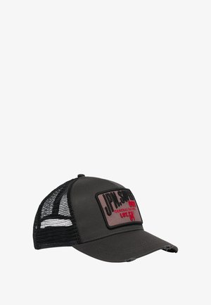Mørkegrå mesh trucker-cap med buet skygge, slidte kanter og et rektangulært patch med rød og sort tekst på frontpanelet.