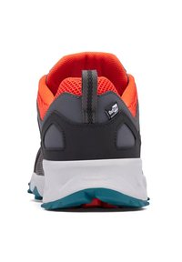 Zapatilla deportiva gris con cuello de malla naranja, panel trasero texturizado y suela turquesa contrastante. Incluye una asa y detalle de logo.