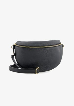 Zwarte leren crossbodytas met een gestructureerd oppervlak, gouden ritssluiting en een gebogen ontwerp. Verstelbare riem bevestigd.