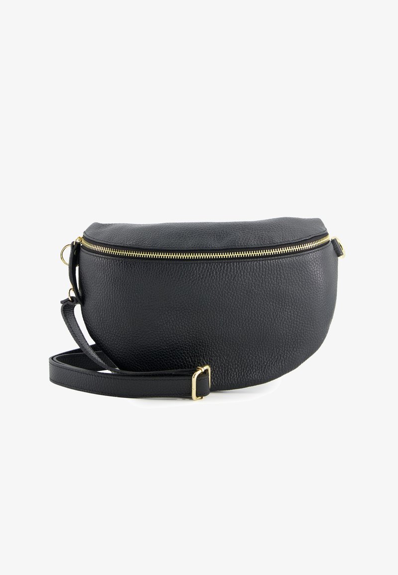 Sort lædertaske med tekstureret overflade, guldfarvet lynlåsdétail og buet design. Justerbar rem fastgjort.