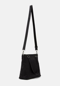 Černá kožená kabelka přes rameno s hladkým povrchem, vybavená dlouhým nastavitelným popruhem a stříbrnými kovovými prvky. Jednoduchý obdélníkový design.