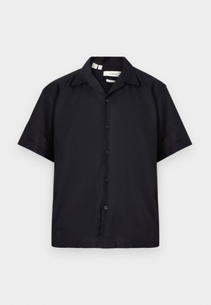 Chemise noire à manches courtes avec boutons et col, présentée à plat sur un fond blanc.