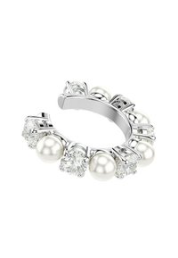 Strieborný prsteň s alternujúcimi bielymi perlami a priehľadnými drahokamami, okrúhly tvar, lesklý povrch a zložitou príchytkou.