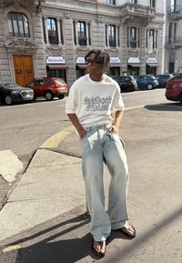 Bershka EMBROIDERED SHORT SLEEVE  - Triko s potiskem - white