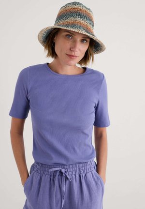 Lichtpaarse geribde t-shirt met korte mouwen en een ronde halslijn, gecombineerd met bijpassende losse broek met trekkoord aan de taille.