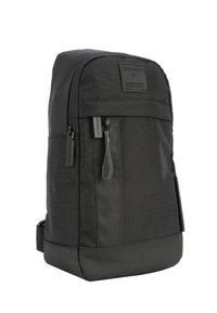 Črn nahrbtnik z teksturiranim telesom iz blaga, z zadrgo in trdnimi detajli. Ima podložen hrbtni del in nastavljive naramnice.