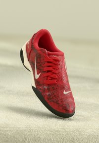 Unselected, fire red/pale ivory/black/elemental gold-coloured