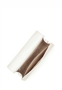 Weiße Leder-Clutch mit glatter Textur, ausgestattet mit einem Reißverschluss und einem beigen Stoffinnenfutter mit zwei Fächern.