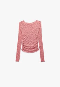 Roze langemouwen top van kant met een gestructureerd bloemenpatroon. Is voorzien van geplooide details aan de zijkanten en een brede halslijn.