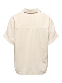 Chemise beige à manches courtes avec poignets retroussés, un col et une couture d'empiècement au dos, vue de dos sur fond blanc.