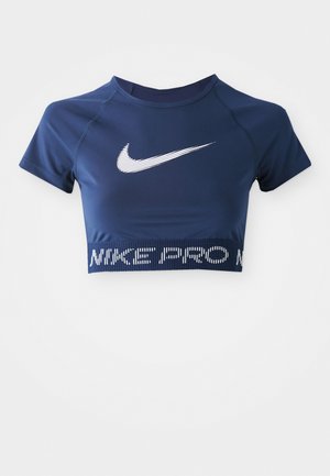 Marinblå kort sportstopp gjord av lätt material med en vit Nike-logotyp och texten 'MAKE PRO' på den elastiska midjebandet. Korta ärmar.