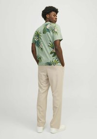 Jack & Jones PREMIUM ALL OVER RUNDHALS - T-shirt med print - green