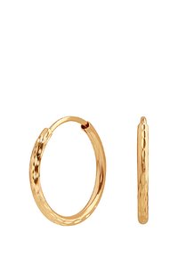 Złote kolczyki w kształcie kółek o młotkowanej teksturze, z gładkim, okrągłym wzorem i bezpiecznym zapięciem. Zaprezentowane z dwóch kątów.