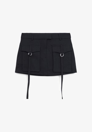 Mini-jupe noire avec deux poches frontales, quincaillerie argentée et un lien à la taille. Fabriquée en tissu solide et lisse.