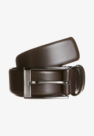 Brun lærbelte med glansfull overflate, med en rektangulær sølvmetallspenne. Beltet er bredt og har en glatt tekstur.