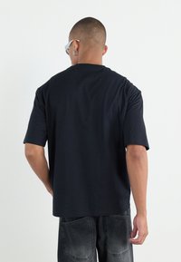 YOURTURN UNISEX - Μπλουζάκι με στάμπα - black