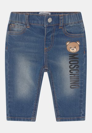 Denim broek met een blauwe wassing, voorzien van oranje stiksel, vijf zakken en een beer graphic met 'MOSCHINO' in het zwart gedrukt.