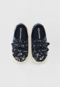 sapatilhas de lona azul-marinho com estampado de concha branca e estrelas-do-mar, com atacadores sem nó e sola de borracha branca.
