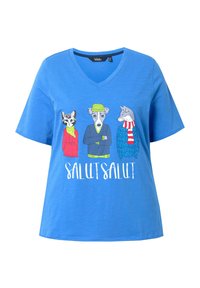 Camiseta azul de manga corta y escote en V con diseño impreso de animales de dibujos animados: un gato, un perro y un zorro, ropa colorida, y el texto "SALUT SALUT" abajo.