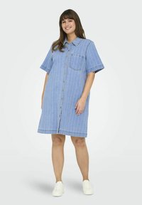 Jeansskjolklänning i ljusblå färg med vertikala vita ränder, knappstängning fram, korta ärmar, bröstficka och avslappnad passform.