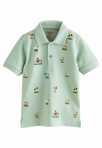 Polo en coton vert à manches courtes, orné de motifs colorés brodés sur le thème de la ferme, avec patte de boutonnage et fentes sur les côtés.