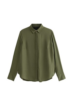 Blusa de manga larga color verde oliva con botones en la parte delantera y cuello puntiagudo, con botones delanteros ocultos, exhibida sobre un fondo blanco.