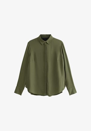 Blusa de manga larga color verde oliva con botones en la parte delantera y cuello puntiagudo, con botones delanteros ocultos, exhibida sobre un fondo blanco.