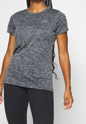 Maglietta atletica grigio scuro con texture mélange, scollo rotondo e maniche corte. Piccolo logo sul petto, abbinata a leggings neri.