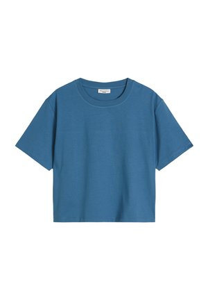 Blaues kurzärmeliges, bauchfreies T-Shirt mit rundem Ausschnitt, flach auf weißem Hintergrund dargestellt.