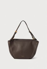 Braune Ledertasche mit Struktur, goldener Hardware, geschwungenem Design und sichtbaren Nahtdetails an den Seiten. Verstellbarer Riemen angebracht.