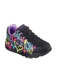 Zapatilla negra con gráficos de estrellas y corazones coloridos, interior acolchado morado y cordones negros. Suela de goma para tracción y durabilidad.