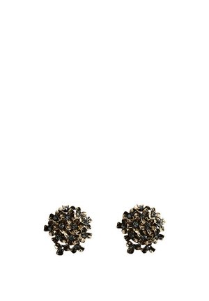 Paire de boucles d'oreilles ton or avec un cluster floral et de petites pierres sombres arrangées en motif circulaire.