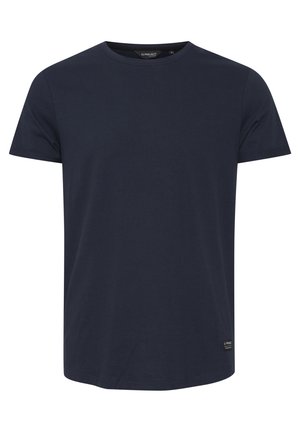 Tumedast sinine puuvillane T-särk ümmarguse kaeluse, lühikeste varrukate ja sirge alläärega. Alumisel vasakul küljel on väike logo silt.