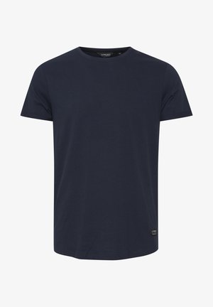 Tumedast sinine puuvillane T-särk ümmarguse kaeluse, lühikeste varrukate ja sirge alläärega. Alumisel vasakul küljel on väike logo silt.