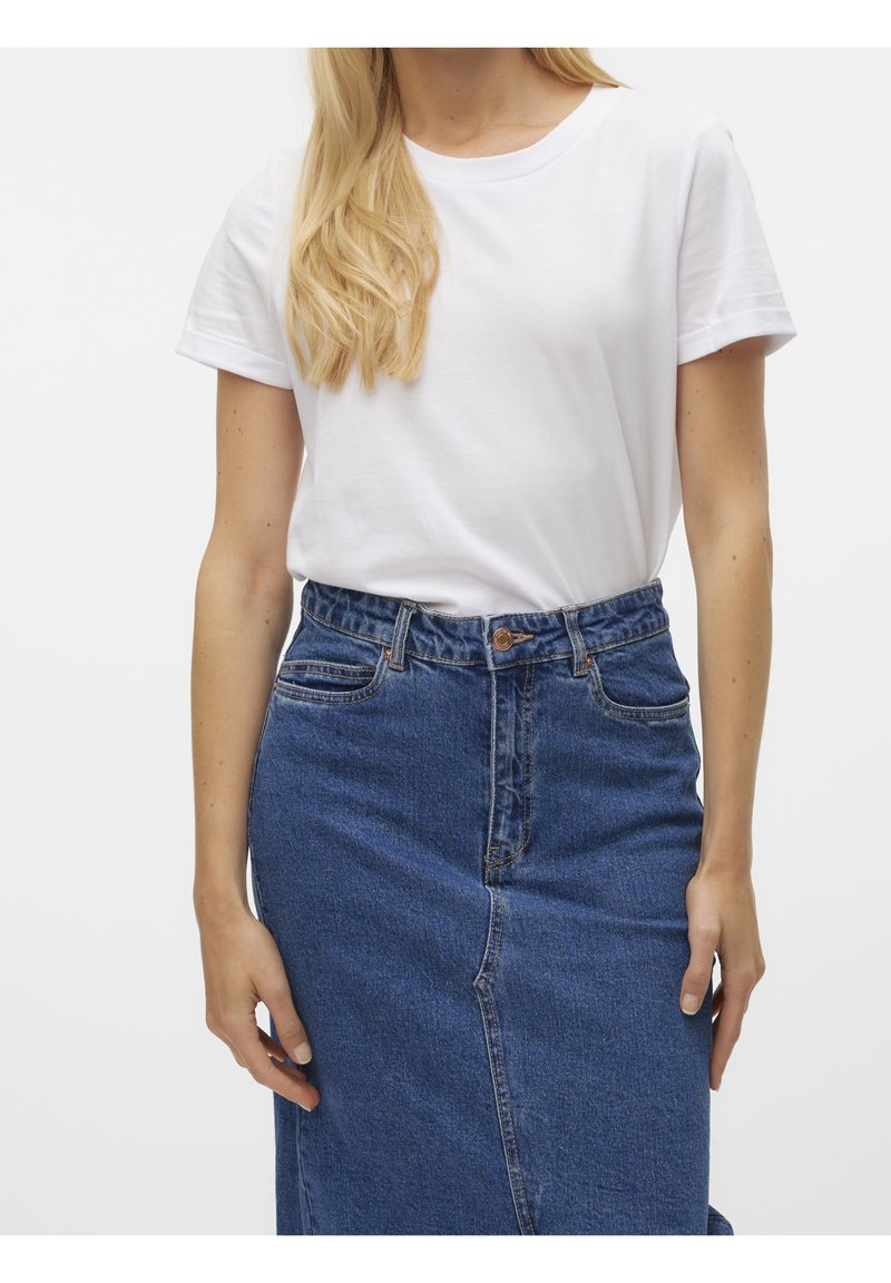 T-shirt en coton blanc à manches courtes, associé à une jupe en denim taille haute de couleur bleu moyen, dotée de poches avant et d'une silhouette droite.