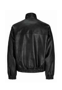 Μαύρο μπουφάν από συνθετικό δέρμα με ψηλό γιακά, ελαστικά μανίκια και ζώνη μέσης, εμφανίζεται από πίσω σε λευκό φόντο.