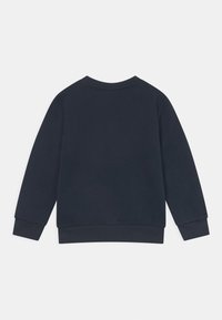 Tmavě modrá mikina s kulatým výstřihem, dlouhými rukávy a žebrovanými lemy na rukávech a spodním okraji. Hladká textura bez viditelných vzorů nebo log.