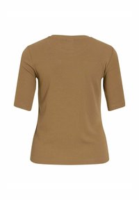 Brązowy, prążkowany t-shirt z krótkimi rękawami i okrągłym dekoltem. Materiał ma gładką fakturę i dopasowany krój.