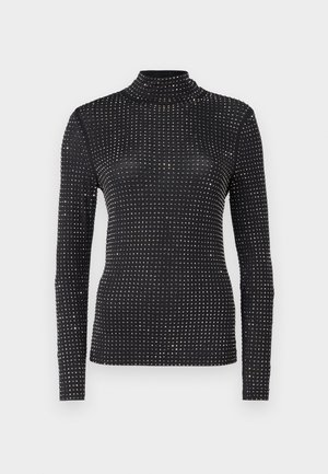 Turtleneck noir à manches longues avec un design ajusté, présentant des clous métalliques disposés en motif de grille sur le tissu.