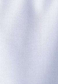 Tessuto azzurro chiaro con una trama fine e strutturata; superficie liscia, colore uniforme, senza motivi o accenti riconoscibili.