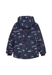 Mörkblå jacka med mönster av berg och träd i rosa och grått. Har en huva och svarta muddar. Tillverkad av väderbeständigt material.