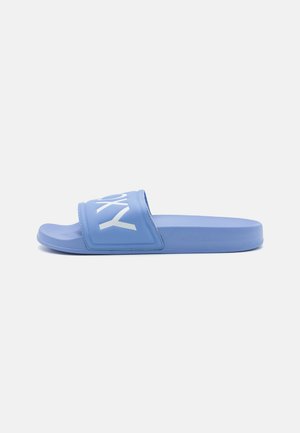 Blå slidesandal med en struktureret rem og hvidt logo. Glat gummisål, åbent tå-design og ingen yderligere udsmykninger.