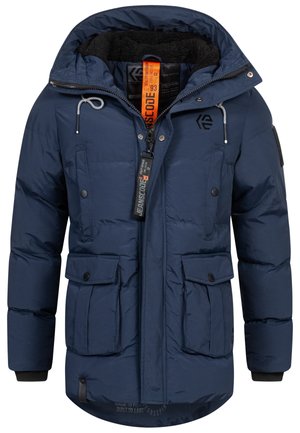 Giacca puffer blu navy con cappuccio foderato in pelliccia, chiusura con zip e bottoni, quattro tasche esterne e una patch del marchio sul petto.