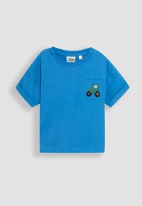 Blå bomulds T-shirt med korte ærmer og rundt halsudskæring, med et grønt traktor design på venstre brystlomme.