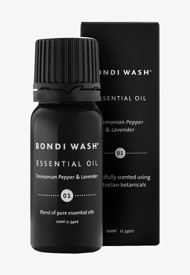 Bouteille de verre noire d'huile essentielle avec un capuchon strié, étiquetée "Bondi Wash", avec "Poivre de Tasmanie & Lavande" et une boîte noire mate.