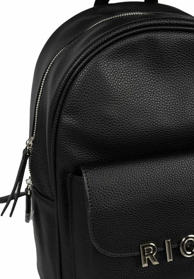 Mochila de cuero negro texturizado con forma curva, cremallera plateada, bolsillo frontal con solapa y letras metálicas en la parte delantera.