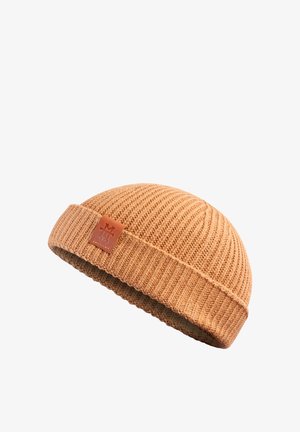 Braune gestrickte Mütze mit geripptem Muster und umgeschlagenem Saum, ausgestattet mit einem kleinen Lederpatch mit geprägtem Logo.